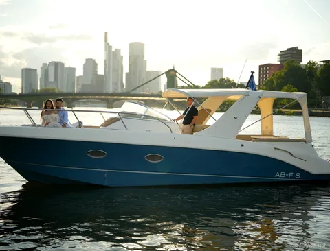 Couple on a romantic private boat cruise in Frankfurt with skyline views